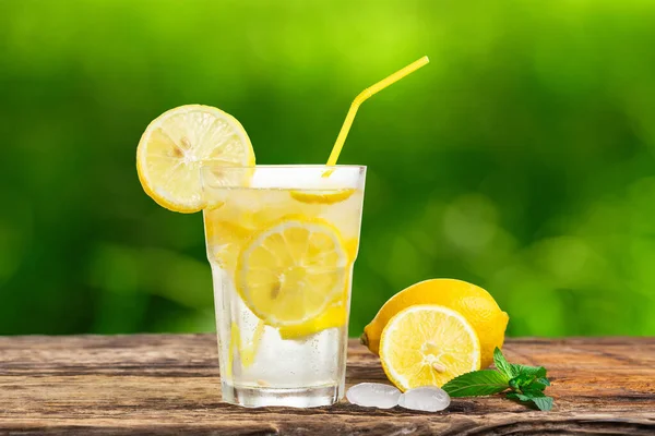 Natürliche Limonade Mit Minze Und Frischem Obst Auf Holztisch — Stockfoto