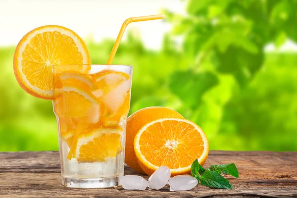 Természetes Limonádé Mentával Friss Naranccsal Asztalon — Stock Fotó