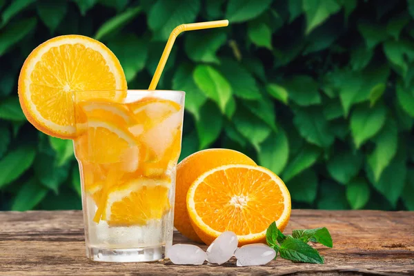 Natürliche Limonade Mit Minze Und Frischen Orangen Auf Holztisch — Stockfoto
