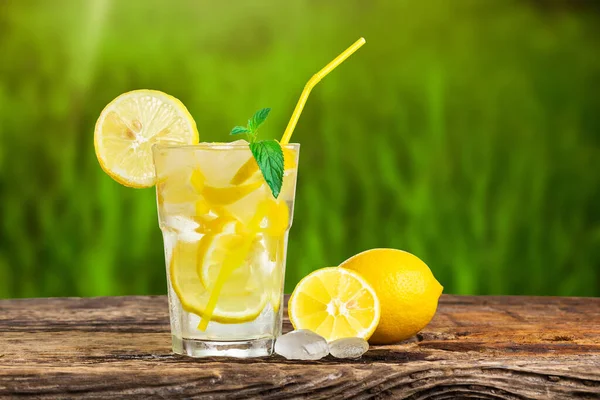 Natürliche Limonade Mit Minze Und Frischem Obst Auf Holztisch — Stockfoto