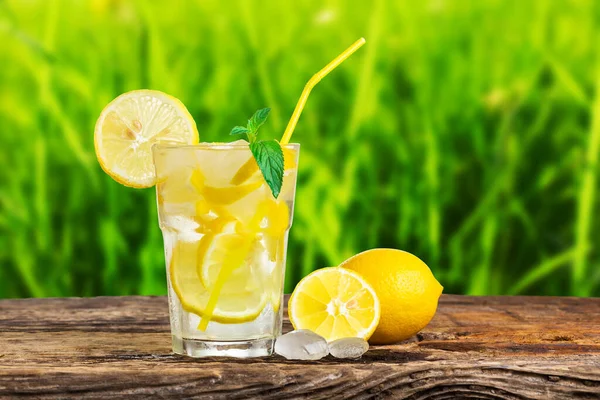 Natürliche Limonade Mit Minze Und Frischem Obst Auf Holztisch — Stockfoto