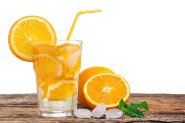 Nane ve taze portakallı doğal limonata beyaz arka planda izole edilmiş ahşap masada..