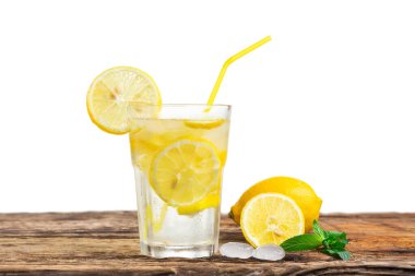 Nane aromalı doğal limonata ve beyaz arka planda izole edilmiş ahşap masada taze meyve..