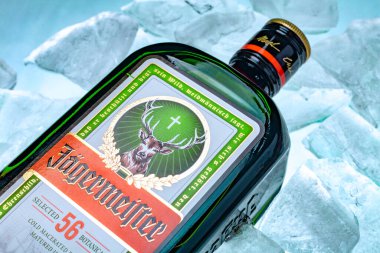 Ukrayna, Poltava - 11 Temmuz 2022: 56 bitki ve baharatla yapılmış bir şişe Jagermeister, Alman sindirimi. Buzlu şişe.