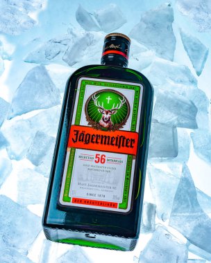 Ukrayna, Poltava - 11 Temmuz 2022: 56 bitki ve baharatla yapılmış bir şişe Jagermeister, Alman sindirimi. Buzlu şişe.