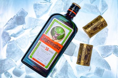 Ukrayna, Poltava - 11 Temmuz 2022: 56 bitki ve baharatla yapılmış bir şişe Jagermeister, Alman sindirimi. Buzlu şişe.