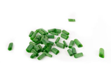 Genç yeşil soğan seti beyaz üzerine izole