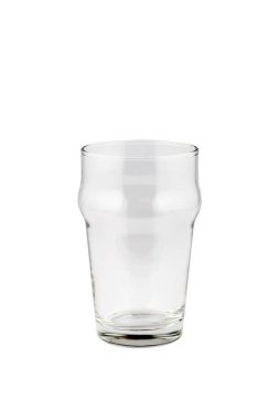 Beyaz arkaplanda izole edilmiş boş bira bardağı.