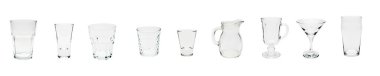 Beyaz arkaplanda izole edilmiş boş bardaklar
