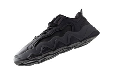 Siyah spor ayakkabıları beyaz arka planda izole edilmiş..