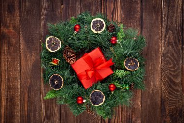 Tahta arka planda Noel çelengi. Model yap. Tebrik kartı.