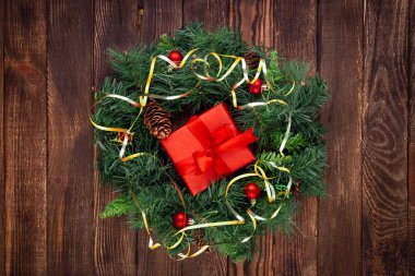 Tahta arka planda Noel çelengi. Model yap. Tebrik kartı.