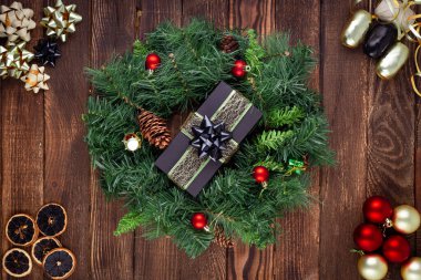 Tahta arka planda Noel çelengi. Model yap. Tebrik kartı.