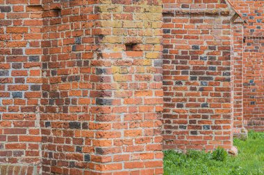 Eski kilisenin duvarları