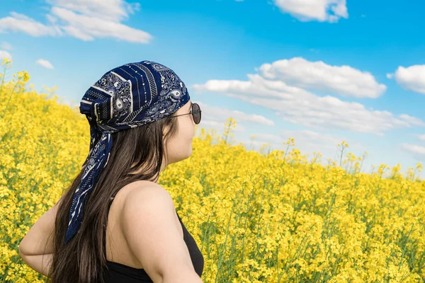 Girl Sunglasses Bandana Looks Sky Background Blooming Field — Stock Photo, Image