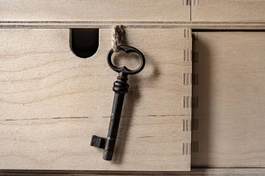 Eski demir anahtar ahşap bir kutudan sallanıyor.