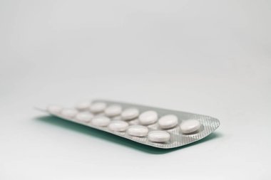 Beyaz zemin üzerine hap paketi