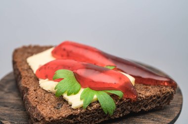 Tereyağlı, otlu ve çilekli tost.