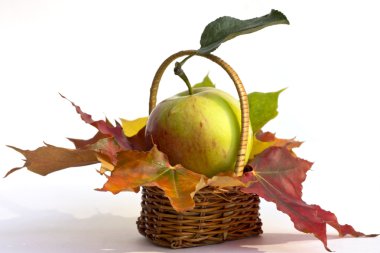 Yeşil elma ve yaprakları bir sepet içinde