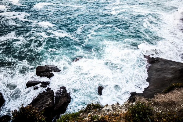 Acantilados, niebla y mar Imágenes De Stock Sin Royalties Gratis