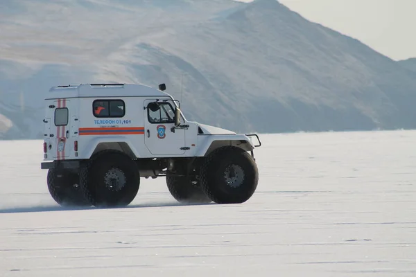Kışın hava soğuktur, soğuk ısırması riski vardır, Baykal Gölü kıyısında özel bir kurtarma aracı seyahat etmektedir. Baykal Gölü 'nün kuzey kıyısı, Küçük Deniz Boğazı..