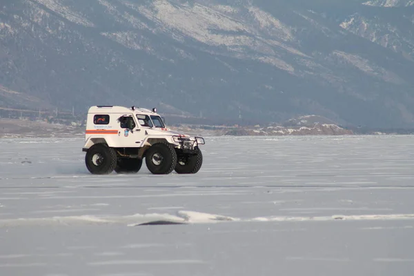 Kışın hava soğuktur, soğuk ısırması riski vardır, Baykal Gölü kıyısında özel bir kurtarma aracı seyahat etmektedir. Baykal Gölü 'nün kuzey kıyısı, Küçük Deniz Boğazı..