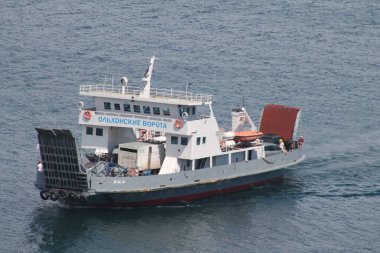 Olkhon, Baykal Gölü 'ndeki en büyük adadır. Adanın doğası çok sayıda turisti cezbeder. İki ya da üç feribot, gün ışığında, insanları ve arabaları Sakhyurt limanından adaya taşır..