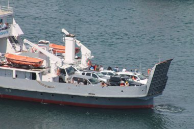 Olkhon, Baykal Gölü 'ndeki en büyük adadır. Adanın doğası çok sayıda turisti cezbeder. İki ya da üç feribot, gün ışığında, insanları ve arabaları Sakhyurt limanından adaya taşır..