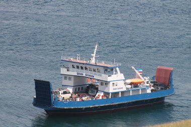 Olkhon, Baykal Gölü 'ndeki en büyük adadır. Adanın doğası çok sayıda turisti cezbeder. İki ya da üç feribot, gün ışığında, insanları ve arabaları Sakhyurt limanından adaya taşır..