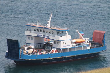 Olkhon, Baykal Gölü 'ndeki en büyük adadır. Adanın doğası çok sayıda turisti cezbeder. İki ya da üç feribot, gün ışığında, insanları ve arabaları Sakhyurt limanından adaya taşır..
