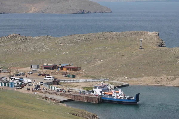 Olkhon, Baykal Gölü 'ndeki en büyük adadır. Adanın doğası çok sayıda turisti cezbeder. İki ya da üç feribot, gün ışığında, insanları ve arabaları Sakhyurt limanından adaya taşır..