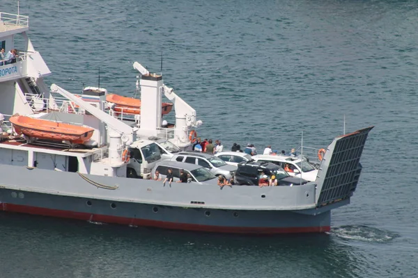 Olkhon, Baykal Gölü 'ndeki en büyük adadır. Adanın doğası çok sayıda turisti cezbeder. İki ya da üç feribot, gün ışığında, insanları ve arabaları Sakhyurt limanından adaya taşır..