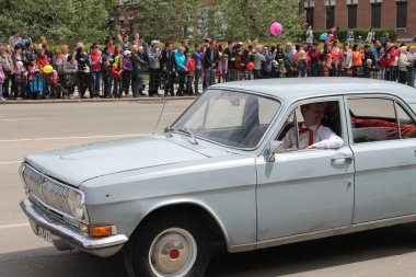 Irkutsk 'ta, Pazar günü, Haziran' ın başında, şehir günü kutlanır. 2014 'te, 7 Haziran' dı. Sabah bir geçit töreni var. Tatile okullar, üniversiteler, ticari firmalar ve kamu kuruluşları da katılıyor..