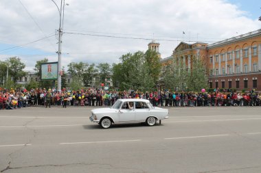 Irkutsk 'ta, Pazar günü, Haziran' ın başında, şehir günü kutlanır. 2014 'te, 7 Haziran' dı. Sabah bir geçit töreni var. Tatile okullar, üniversiteler, ticari firmalar ve kamu kuruluşları da katılıyor..