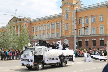 Irkutsk 'ta, Pazar günü, Haziran' ın başında, şehir günü kutlanır. 2014 'te, 7 Haziran' dı. Sabah bir geçit töreni var. Tatile okullar, üniversiteler, ticari firmalar ve kamu kuruluşları da katılıyor..