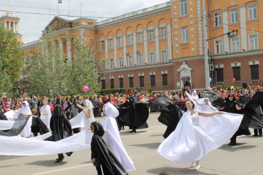 Irkutsk 'ta, Pazar günü, Haziran' ın başında, şehir günü kutlanır. 2014 'te, 7 Haziran' dı. Sabah bir geçit töreni var. Tatile okullar, üniversiteler, ticari firmalar ve kamu kuruluşları da katılıyor..