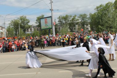 Irkutsk 'ta, Pazar günü, Haziran' ın başında, şehir günü kutlanır. 2014 'te, 7 Haziran' dı. Sabah bir geçit töreni var. Tatile okullar, üniversiteler, ticari firmalar ve kamu kuruluşları da katılıyor..