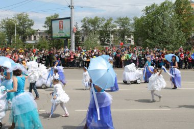 Irkutsk 'ta, Pazar günü, Haziran' ın başında, şehir günü kutlanır. 2014 'te, 7 Haziran' dı. Sabah bir geçit töreni var. Tatile okullar, üniversiteler, ticari firmalar ve kamu kuruluşları da katılıyor..
