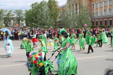 Irkutsk 'ta, Pazar günü, Haziran' ın başında, şehir günü kutlanır. 2014 'te, 7 Haziran' dı. Sabah bir geçit töreni var. Tatile okullar, üniversiteler, ticari firmalar ve kamu kuruluşları da katılıyor..