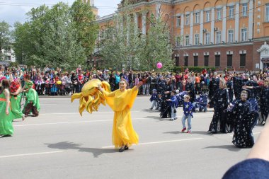 Irkutsk 'ta, Pazar günü, Haziran' ın başında, şehir günü kutlanır. 2014 'te, 7 Haziran' dı. Sabah bir geçit töreni var. Tatile okullar, üniversiteler, ticari firmalar ve kamu kuruluşları da katılıyor..