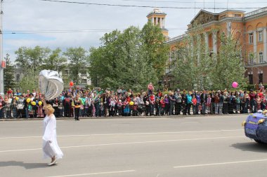 Irkutsk 'ta, Pazar günü, Haziran' ın başında, şehir günü kutlanır. 2014 'te, 7 Haziran' dı. Sabah bir geçit töreni var. Tatile okullar, üniversiteler, ticari firmalar ve kamu kuruluşları da katılıyor..