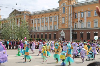 Irkutsk 'ta, Pazar günü, Haziran' ın başında, şehir günü kutlanır. 2014 'te, 7 Haziran' dı. Sabah bir geçit töreni var. Tatile okullar, üniversiteler, ticari firmalar ve kamu kuruluşları da katılıyor..
