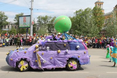 Irkutsk 'ta, Pazar günü, Haziran' ın başında, şehir günü kutlanır. 2014 'te, 7 Haziran' dı. Sabah bir geçit töreni var. Tatile okullar, üniversiteler, ticari firmalar ve kamu kuruluşları da katılıyor..
