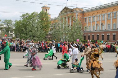 Irkutsk 'ta, Pazar günü, Haziran' ın başında, şehir günü kutlanır. 2014 'te, 7 Haziran' dı. Sabah bir geçit töreni var. Tatile okullar, üniversiteler, ticari firmalar ve kamu kuruluşları da katılıyor..