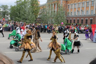 Irkutsk 'ta, Pazar günü, Haziran' ın başında, şehir günü kutlanır. 2014 'te, 7 Haziran' dı. Sabah bir geçit töreni var. Tatile okullar, üniversiteler, ticari firmalar ve kamu kuruluşları da katılıyor..