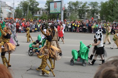 Irkutsk 'ta, Pazar günü, Haziran' ın başında, şehir günü kutlanır. 2014 'te, 7 Haziran' dı. Sabah bir geçit töreni var. Tatile okullar, üniversiteler, ticari firmalar ve kamu kuruluşları da katılıyor..