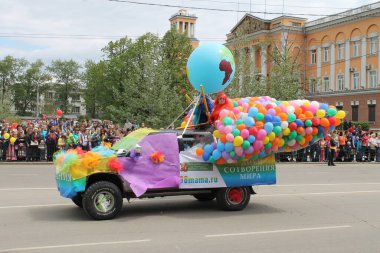Irkutsk 'ta, Pazar günü, Haziran' ın başında, şehir günü kutlanır. 2014 'te, 7 Haziran' dı. Sabah bir geçit töreni var. Tatile okullar, üniversiteler, ticari firmalar ve kamu kuruluşları da katılıyor..