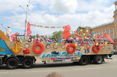 Irkutsk 'ta, Pazar günü, Haziran' ın başında, şehir günü kutlanır. 2014 'te, 7 Haziran' dı. Sabah bir geçit töreni var. Tatile okullar, üniversiteler, ticari firmalar ve kamu kuruluşları da katılıyor..