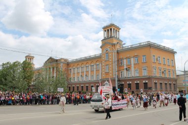 Irkutsk 'ta, Pazar günü, Haziran' ın başında, şehir günü kutlanır. 2014 'te, 7 Haziran' dı. Sabah bir geçit töreni var. Tatile okullar, üniversiteler, ticari firmalar ve kamu kuruluşları da katılıyor..