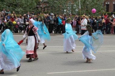 Irkutsk 'ta, Pazar günü, Haziran' ın başında, şehir günü kutlanır. 2014 'te, 7 Haziran' dı. Sabah bir geçit töreni var. Tatile okullar, üniversiteler, ticari firmalar ve kamu kuruluşları da katılıyor..